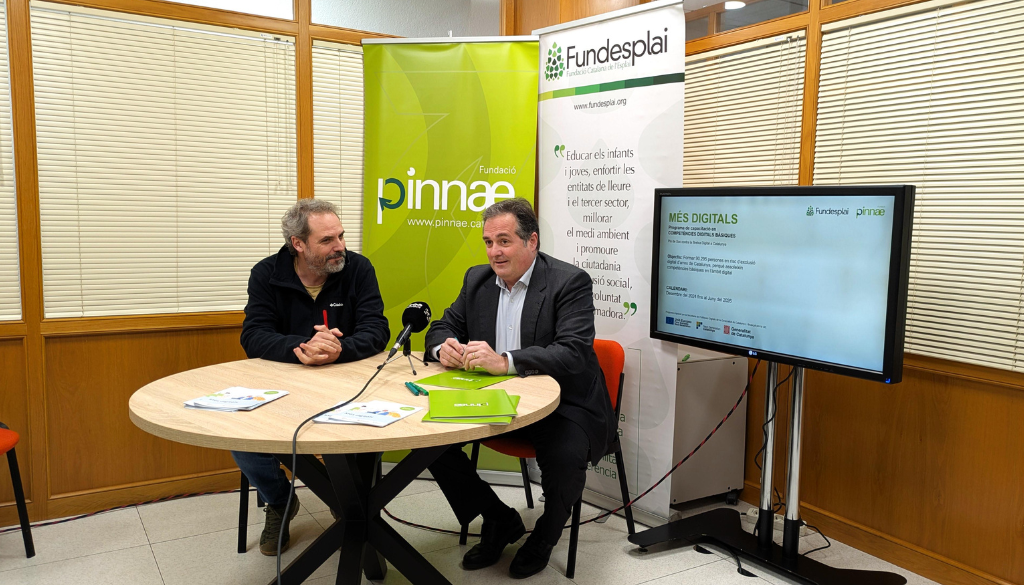 Fundació Pinnae i Fundesplai s’uneixen contra la bretxa digital amb el Programa ‘Més Digitals’ per formar 14.000 persones