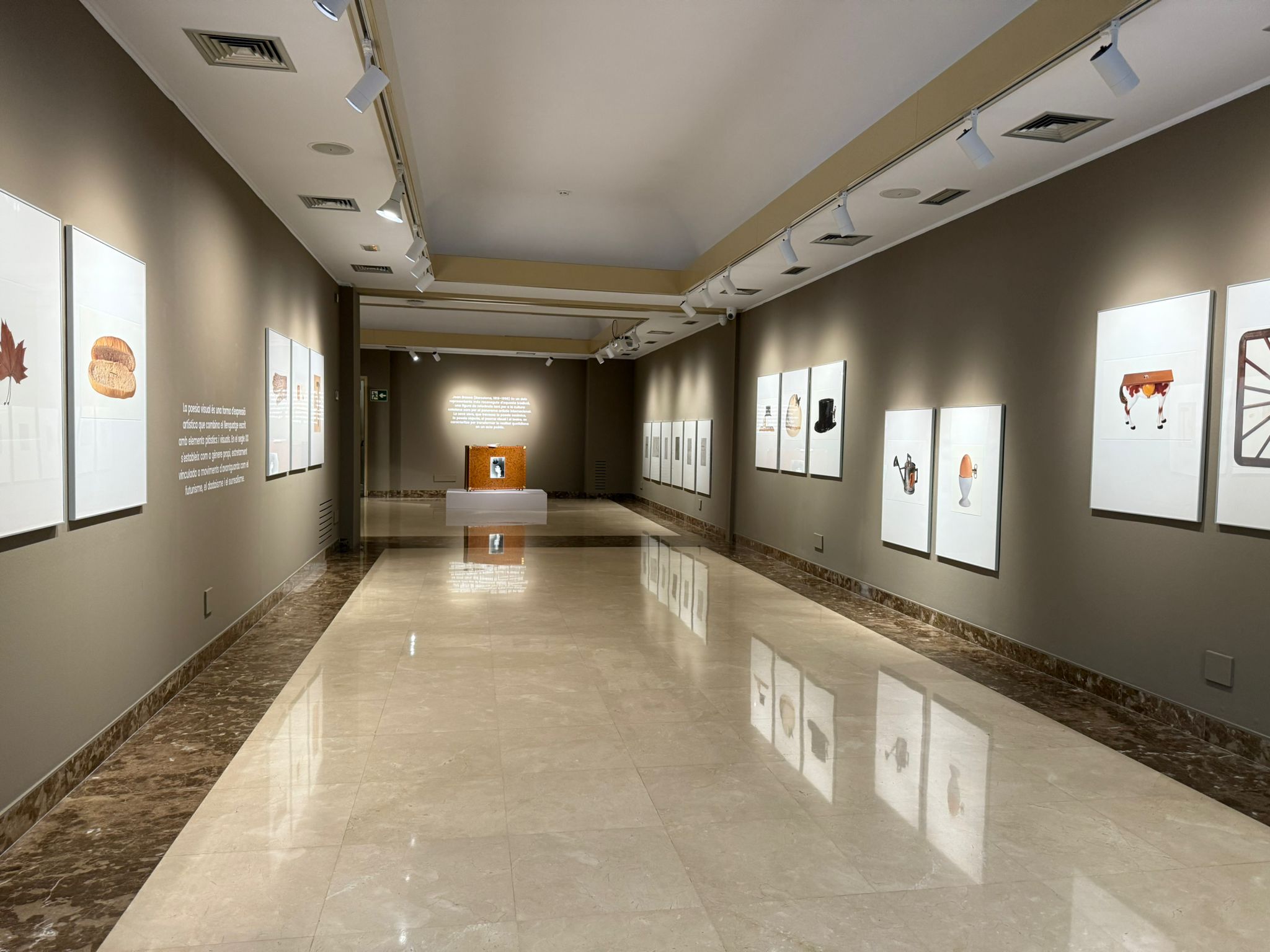 VISITA GUIADA – BROSSA PORTÀTIL, LA MALETA MUSEU de Joan Brossa