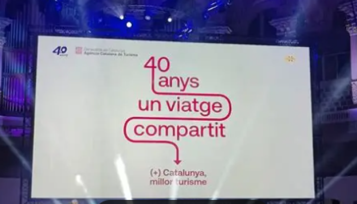 Pantalla amb logo 40 anys un viatge compartit de turisme